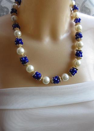 Яскраве біло-синє кольє з перлами майорка