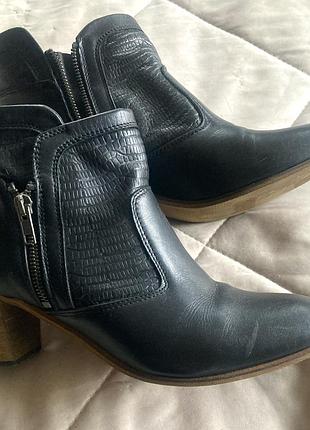 Кожаные женские ботильоны бренда mustang на р. 38-39