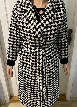 Стильне жіноче пальто. розмір 38/m/46