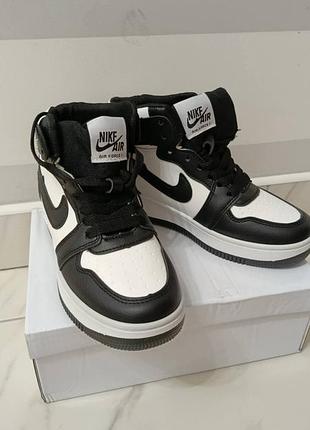 Кроссовки демисезон 
без утепления 
модель унисекс
размеры 36 37 38 39 40 41