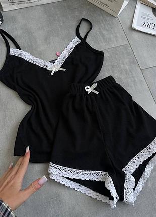 Пижама в рубчик декорирована кружевом: майка и шортики