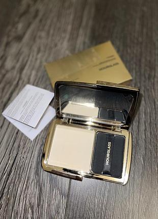 Пудра hourglass vanish airbrush pressed powder translucent light 10,5 г