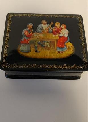 Очень жидкая лаковая шкатулка.