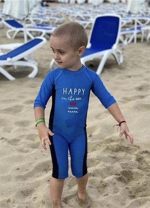 Гідрокостюм стан на фото на дупці та колінах є катишки