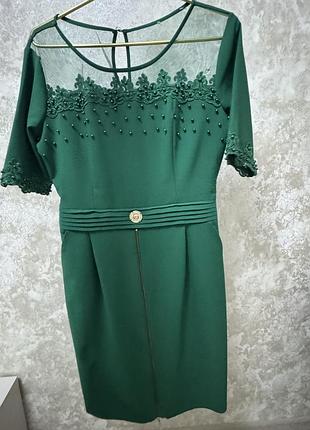 Сукня в розмірі м,одягалась 2 рази ,є трішки катишок в зоні грудей