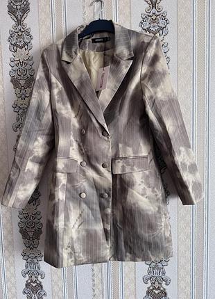 Стильний подовжений піджак жакет, жакет сіро бежевих відтінків по фігурі