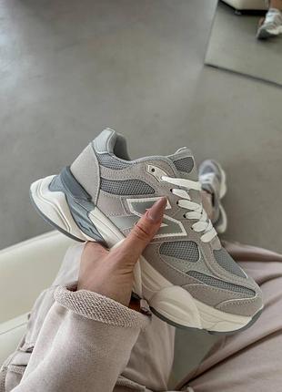 Кросівки жіночі