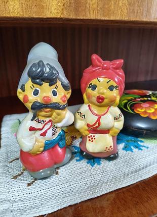 Статуэтки -копилки  карась и солоха.