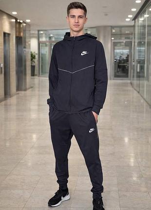 Мужской спортивный костюм
