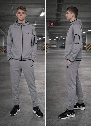 Чоловічий спортивний костюм