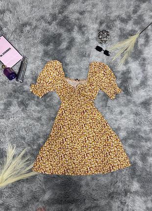 Яскрава літня сукня