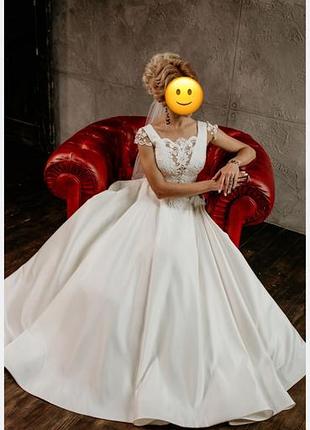 Жіноча весільна сукня, атлас