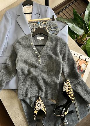 Жіночий джемпер пухнастий з золотими ґудзиками темно-сірий
