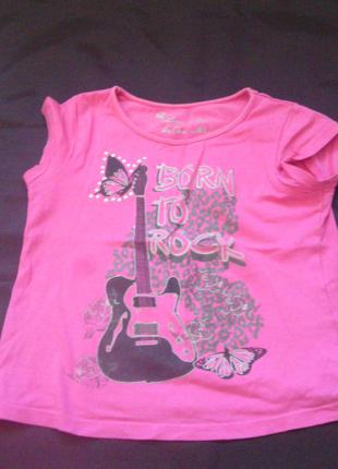 Легка сорочка футболка з цікавим принтом.