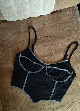 Чорний топ на бретелях