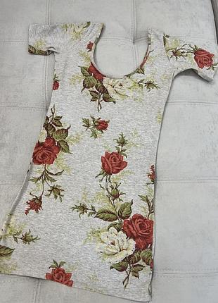 Літня сукня з вирізом на спинці .