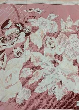 Винтажный невероятный шелковый платок, от известного французского дома моды loris azzaro, оригинал.
состояние идеальное.
очень красивый нежный принт.