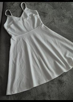 Спортивное белое платье