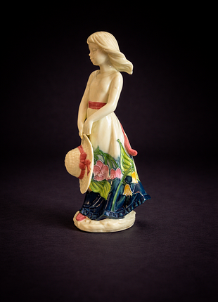 Фарфоровая статуэтка девушка old tupton ware