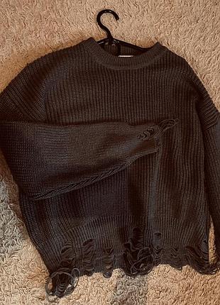 Стильний в'язаний светр у глибокому сірому кольорі з ефектом потертості