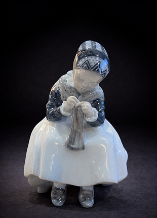 Фарфоровая статуэтка royal copenhagen женщина шьеет вяжет