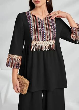 Черная блуза с пайетками и принтом