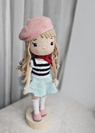 Интерьерная вязаная кукла эмоли в париже