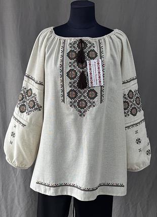 Жіноча вишиванка з яскравою вишивкою