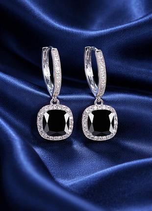 Елегантні сережки з чорним каменем у сріблястій оправі