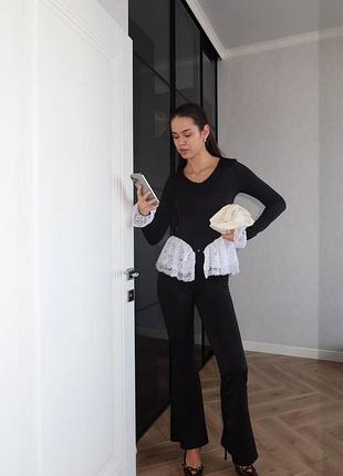 Ефектний жіночий брючний прогулянковий костюм з мережевною баскою