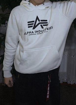 Худи альфа возле