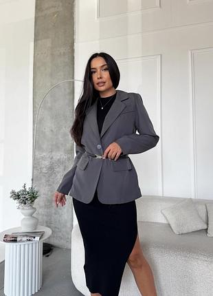 Классический женский пиджак, который легко комбинируется с базовыми вещами.