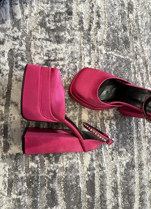 Туфлі на великій платформі каблук 15 см,брала для фотосесії,один раз одягнула на виробі розмір 36 але підходить тільки на 37