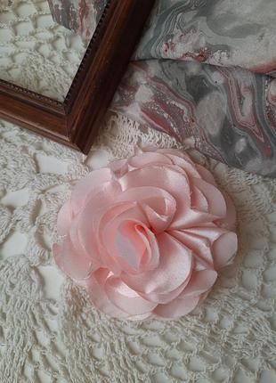 Стильна брошка ніжна атласна квітка у подарунок до замовлення