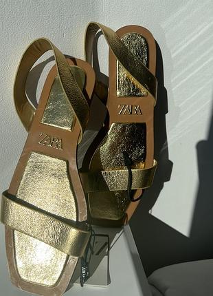 Золоті шкіряні босоніжки zara