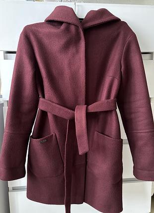 Пальто під пояс з капюшоном у кольорі марсала