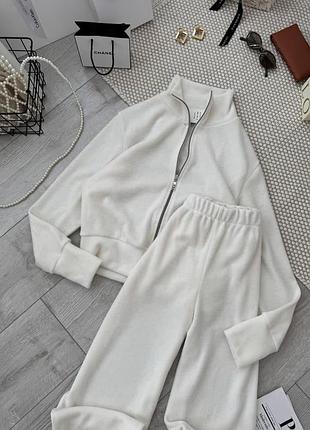 Костюм білого кольору