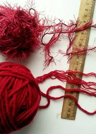 Пряжа нитки набір 2 різновиди красивий неяскравий червоний колір пухнаста трава та товста нитка