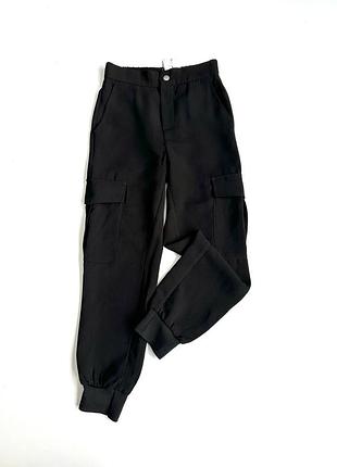 Штани чорні з кишенями карго stradivarius