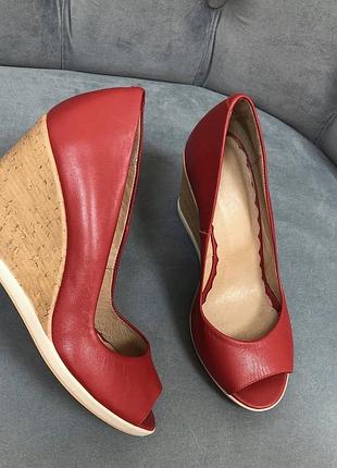 Босоніжки на танкетці червоні belkost