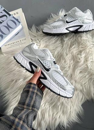 Взуття кросівки жіночі