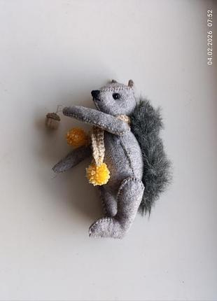 Мила маленька  сіренька білочка з горішком
