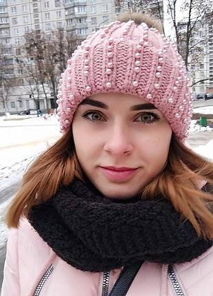 Жіноча рожева шапка з жемчугом, шапка пудра 58 розмір, жіноча зимня шапка з натуральним бумбоном, шапка з підворотом та жемчужинами