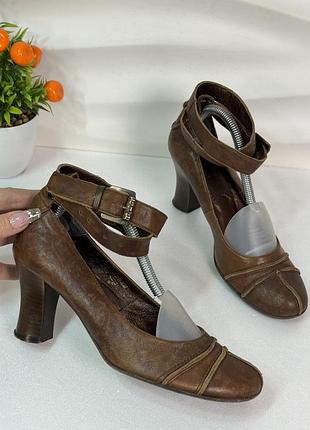 Оригинальные коричневые дизайнерские туфли с ремешком