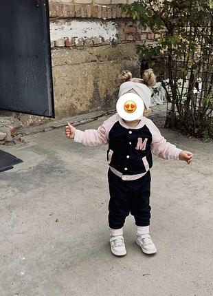 Тоненький костюмчик для дівчинки