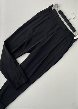 Легкі штани брюки жіночі cos із защипами чорні однотонні розмір xs