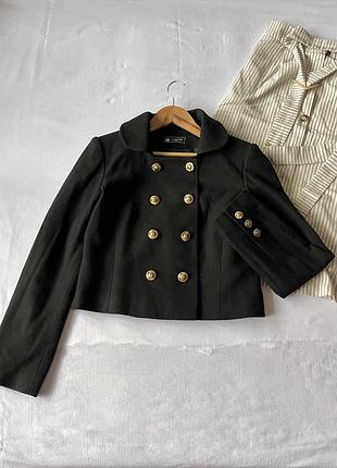 Чорне двобортне коротке пальто із золотистими ґудзиками