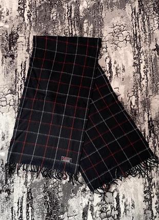 Елегантний шарф від британського дому burberry у фірмовому тартані.