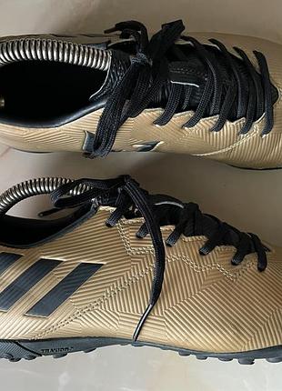 Футбольні бутси сороконіжки