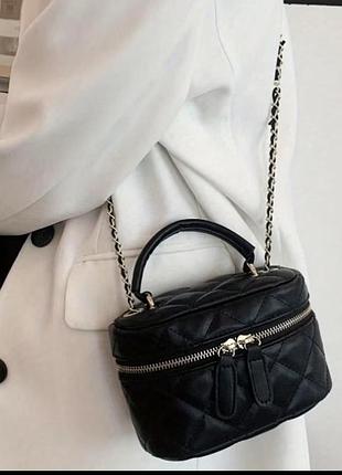 Чорна маленька сумочка